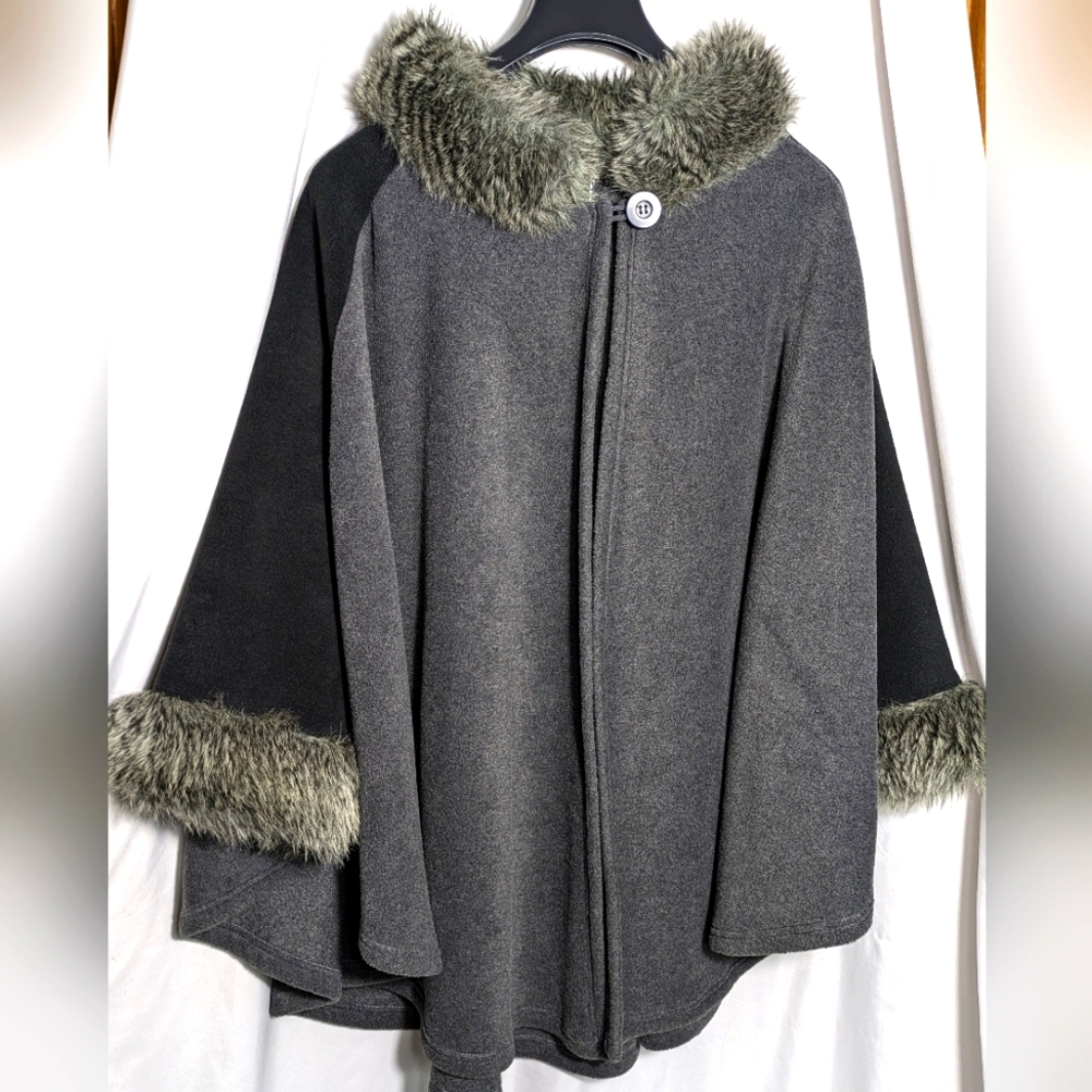 Women's Parkhurst Fleece &‎ Faux Fur Trim Gray & Black Poncho/Cape | One Size